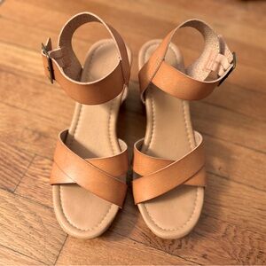 CUSHIONAIRE Women's Sayer Faux Wood Sandal Size 8